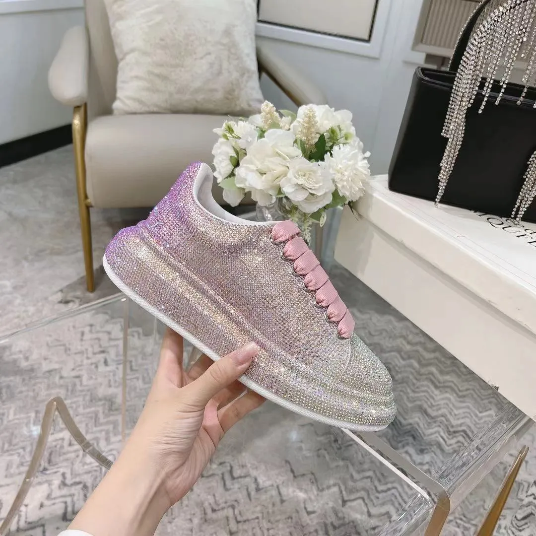 👟👟Ex-factory price 560👟👟 Men's size +10 2025SS McQueen crystal inlaid large and small diamond casual shoes counter original 1:1 production Fabric: imported silk velvet + imported Czech diamonds Lining: sheepskin lining Code number: 35-41 Male 39/44